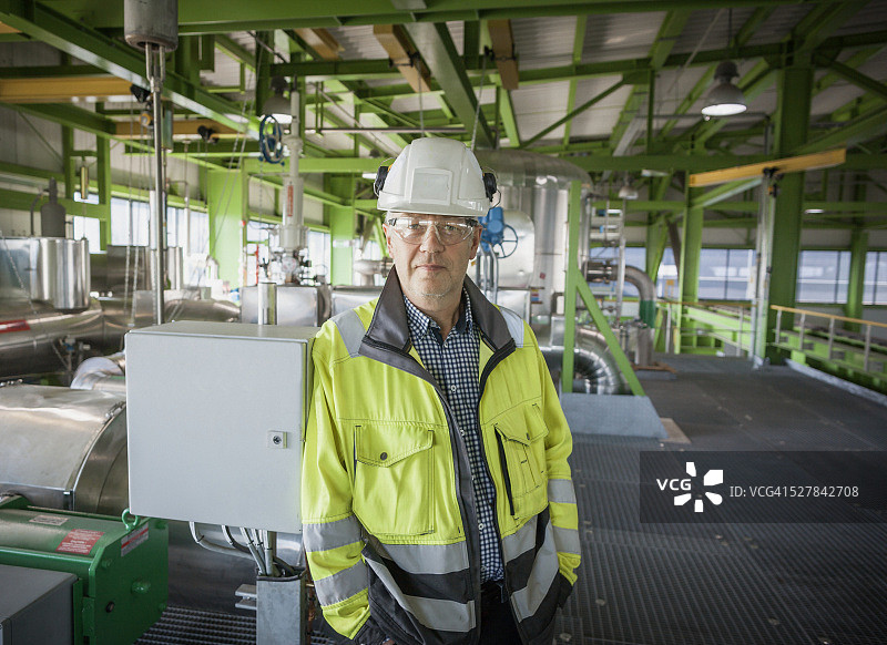 在现代电站建筑工地的工程师图片素材