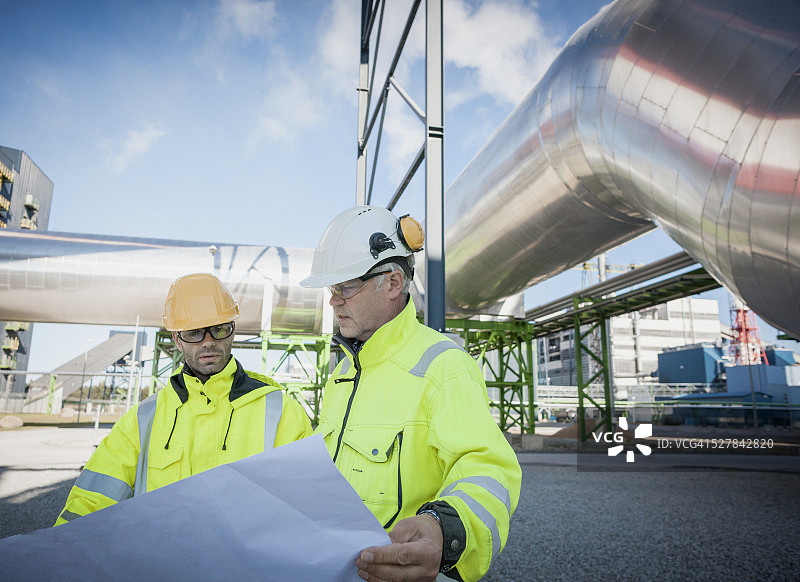 现代化发电站施工现场的工程师图片素材