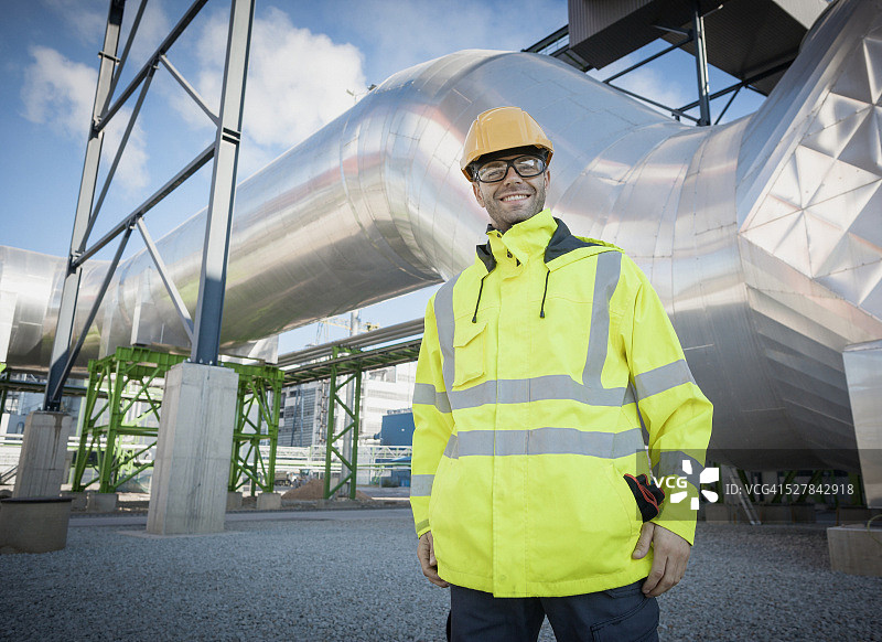 现代发电站建筑工地的技术员图片素材