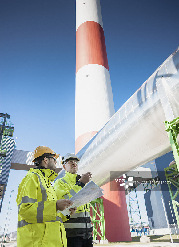现代化发电站施工现场的工程师图片素材