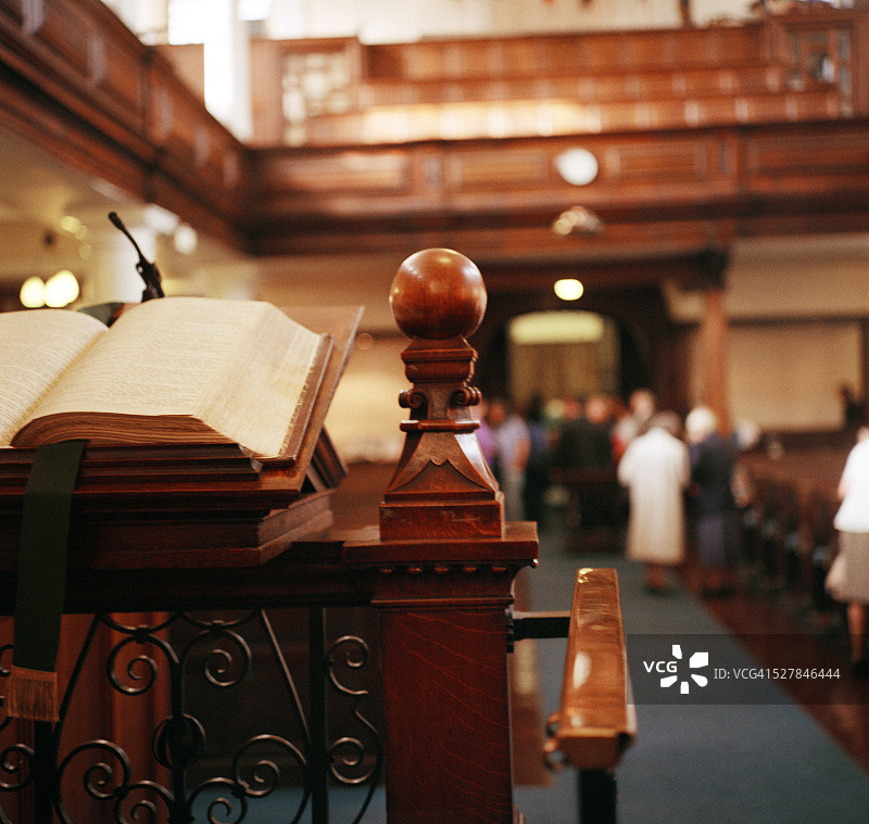 教堂讲道台上的圣经图片素材