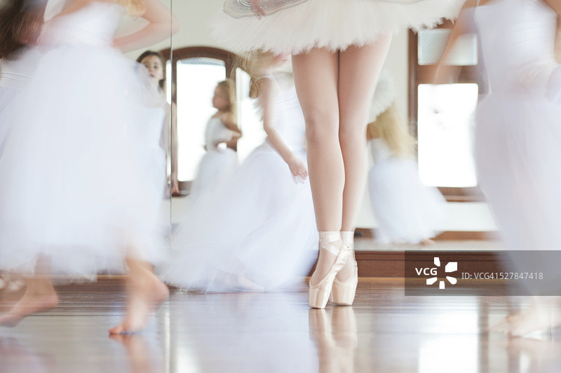 芭蕾舞女在舞蹈工作室教女孩（6-7岁）图片素材