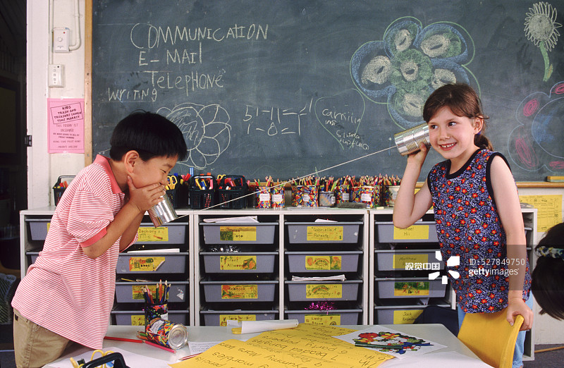 孩子们玩罐头电话图片素材