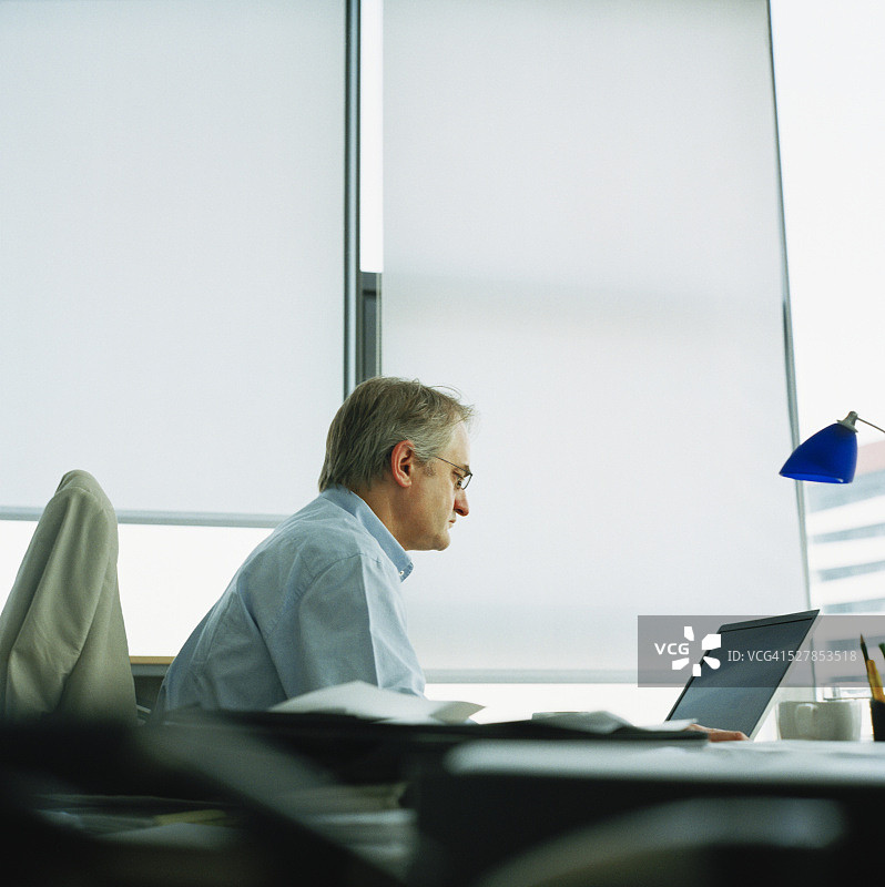 办公桌前的商人图片素材