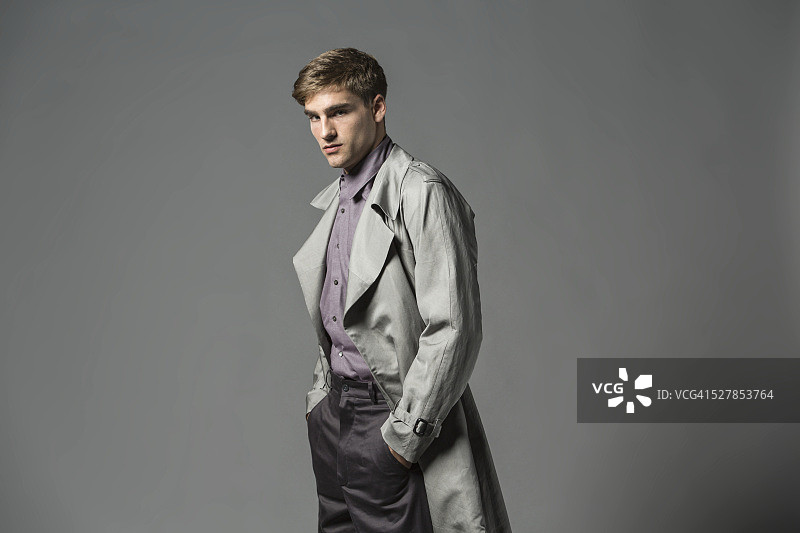 穿灰色外套的男士肖像图片素材