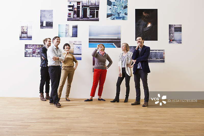 一群人参观摄影作品展图片素材