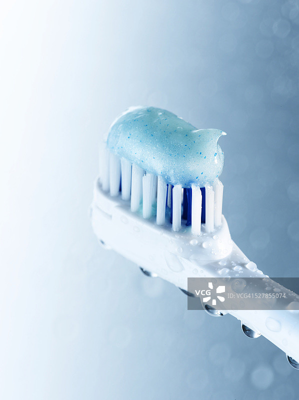 带蓝色牙膏的牙刷图片素材