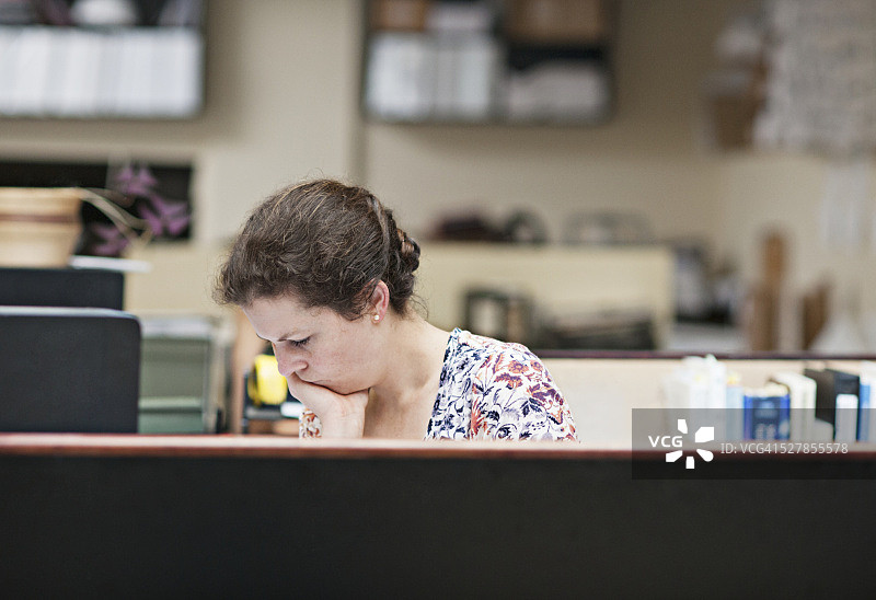 在办公桌前沉思的女人图片素材