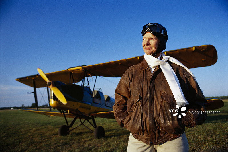 与1937年虎蛾合影的年长女性图片素材