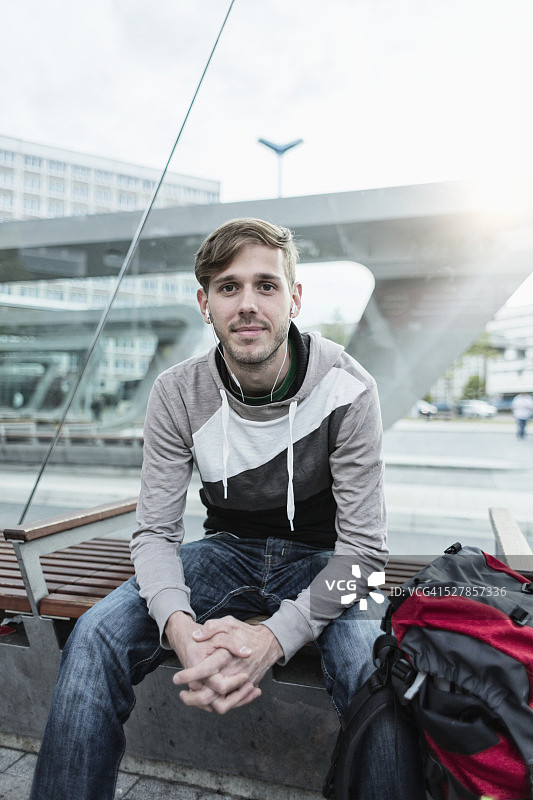 在公共汽车站的年轻男人图片素材