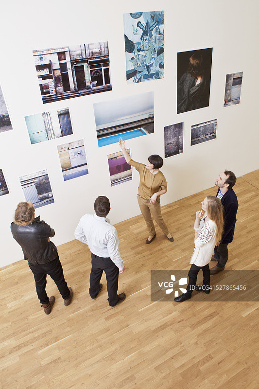 在照片展览上参观的人群图片素材