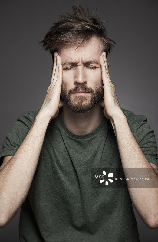 头痛的络腮胡男人图片素材