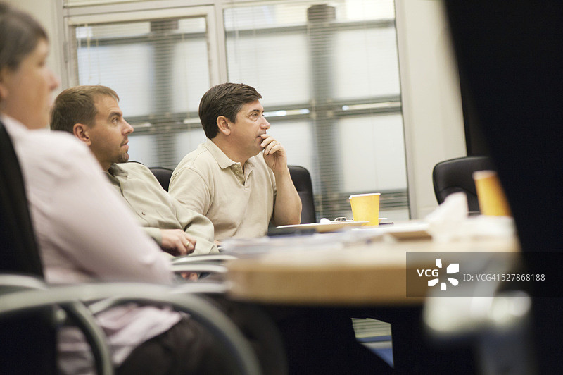 同事们在听演示报告图片素材