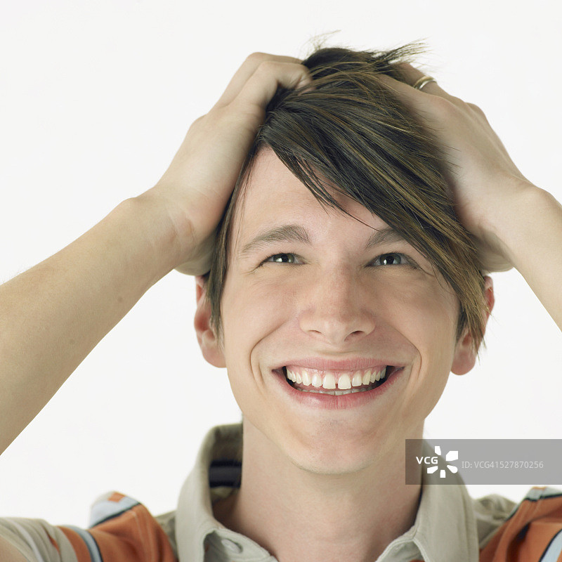 年轻人微笑着图片素材