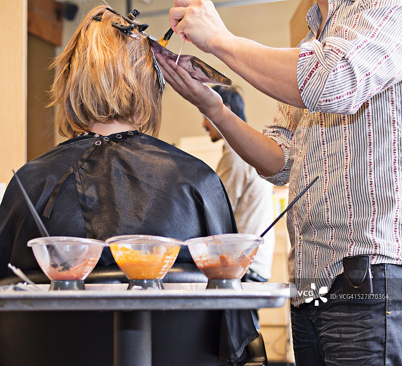 在沙龙染发的女人图片素材