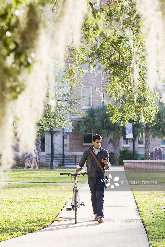 男大学生在校园里图片素材