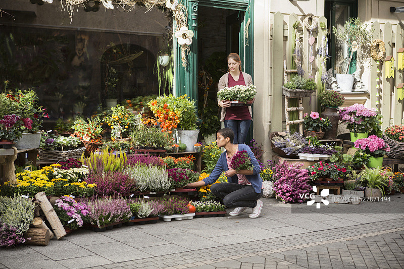 花店商人整理花束图片素材