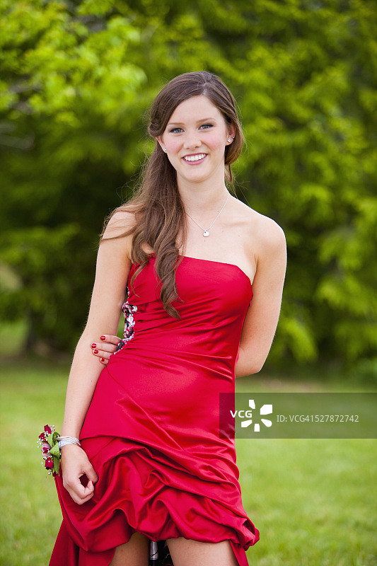 高中毕业日上的少女肖像（16-17岁）图片素材