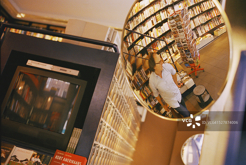 在书店镜子里的男人图片素材