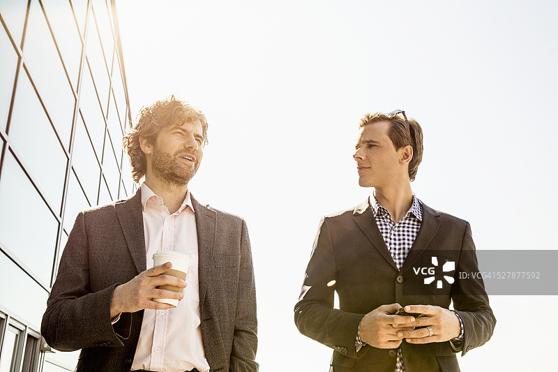 两位商人边走边谈图片素材