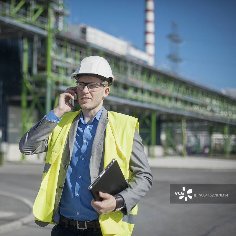 在现代电站建筑工地的工程师图片素材