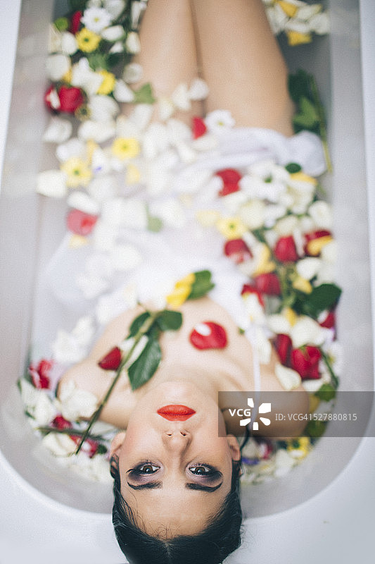 美丽的黑发在沐浴中放松图片素材