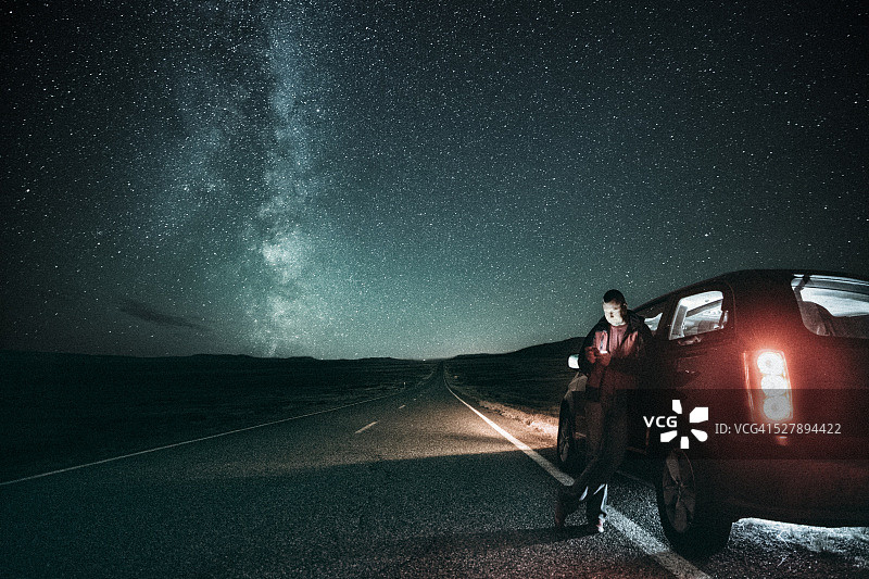 银河下的公路旅行图片素材