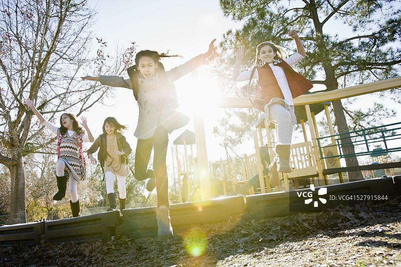 6-9岁女孩在游乐场带镜头光晕图片素材