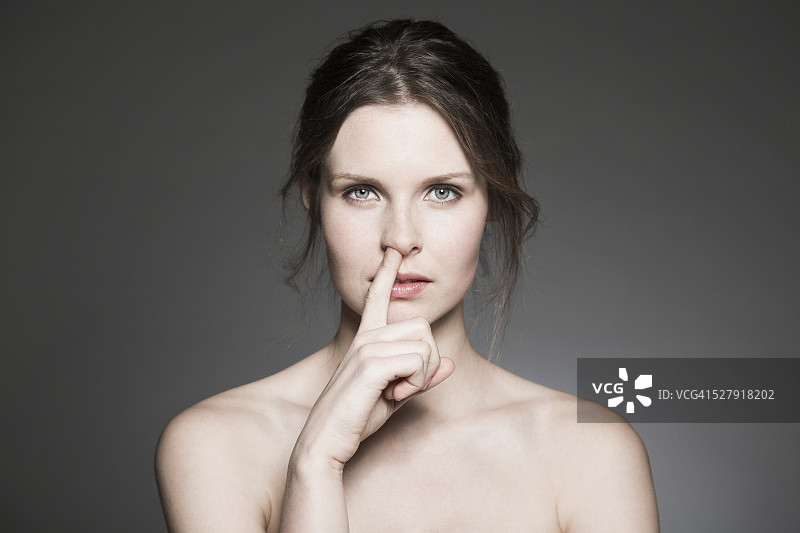 年轻女人在抠鼻子图片素材