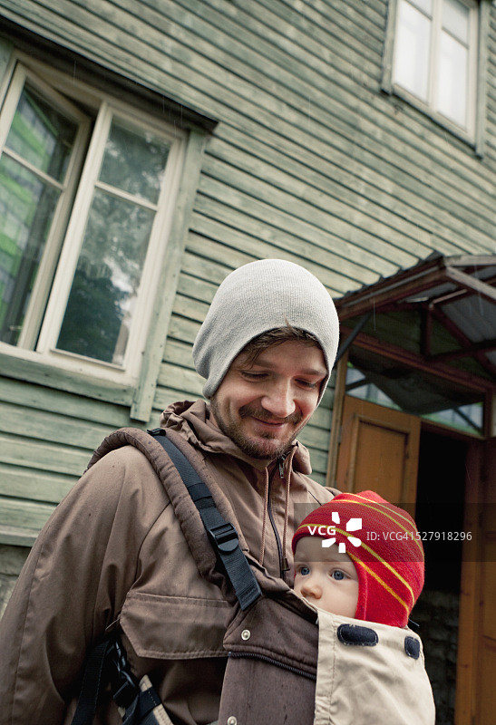 年轻的父亲和蹒跚学步的孩子（1-2岁）图片素材