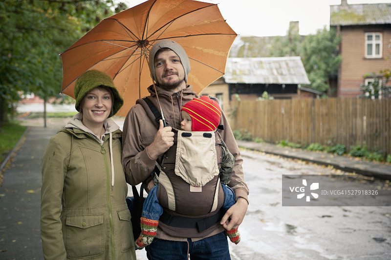 年轻家庭与幼儿（1-2岁）的肖像图片素材