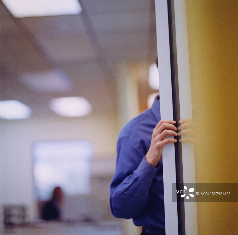 商人放在门框上的手图片素材
