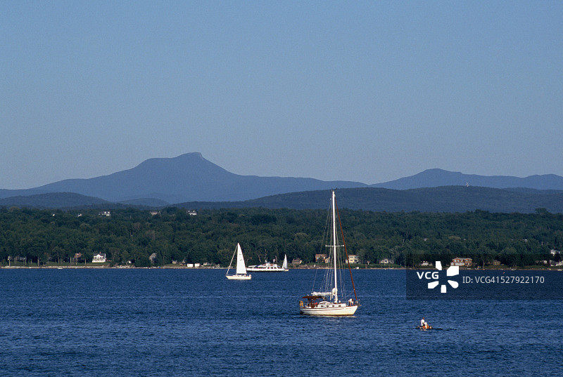 尚普兰湖和群山景色图片素材