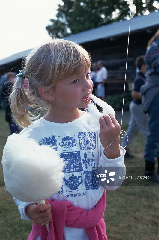 吃棉花糖的金发女孩 портрет图片素材