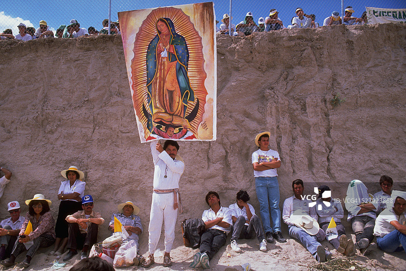 拿着圣母banner的男人图片素材