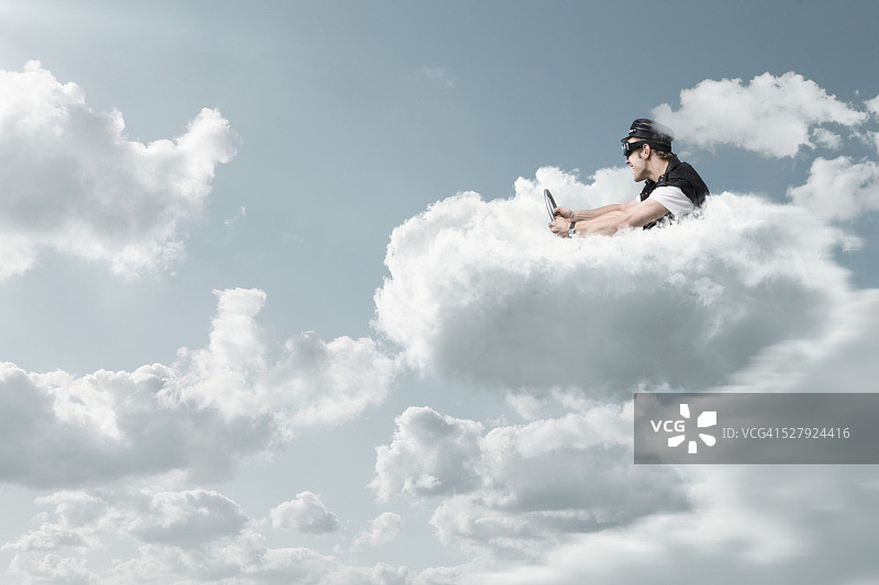 男人在云端驾驶，数码合成图片素材