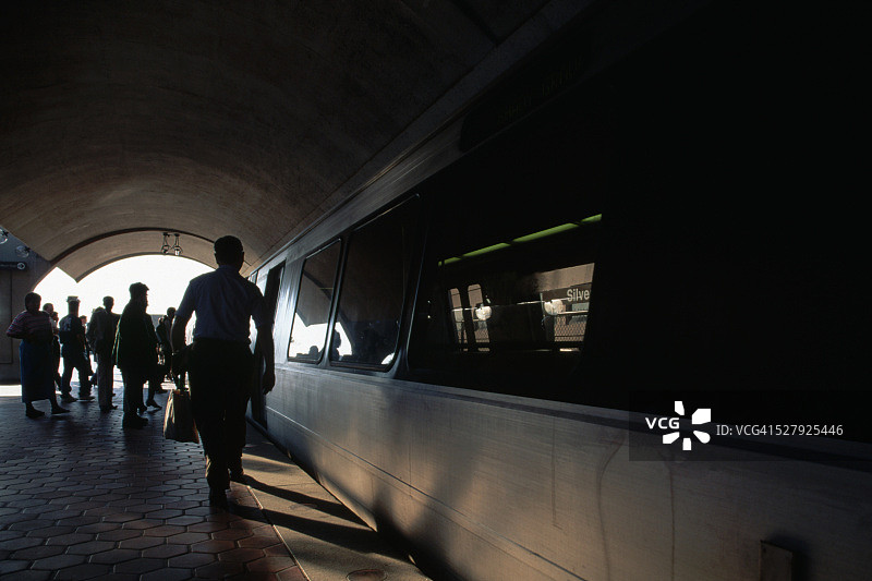 通勤者登上地铁列车图片素材