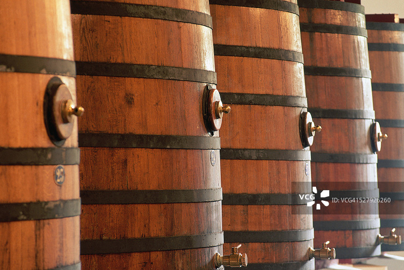 法国拉菲酒庄的葡萄酒桶图片素材