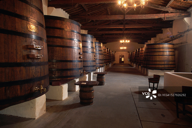 酒窖里的葡萄酒桶图片素材
