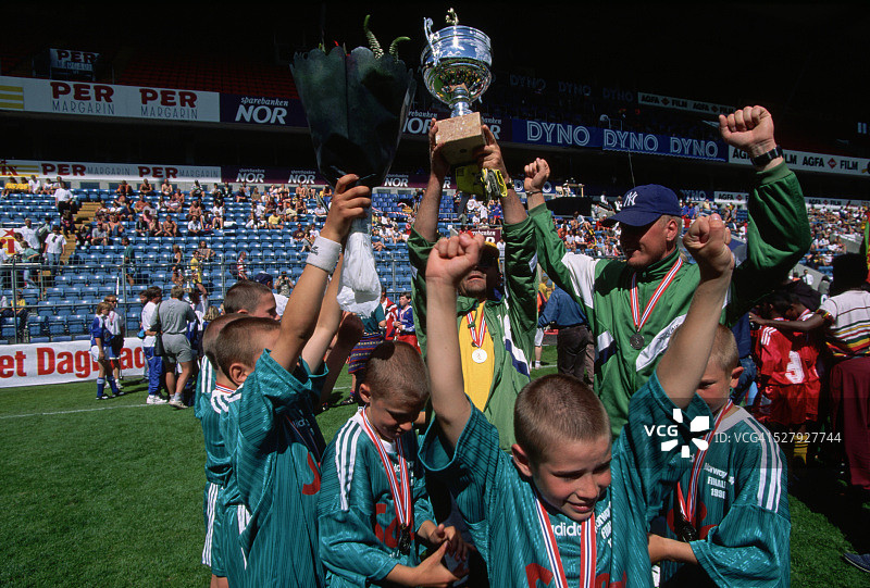 青年杯足球队庆祝胜利，奥斯陆图片素材