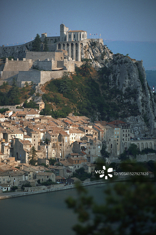 建在巨石上的城镇图片素材