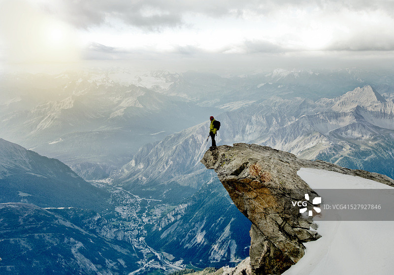 攀岩者在库马耶尔山顶俯瞰山谷图片素材