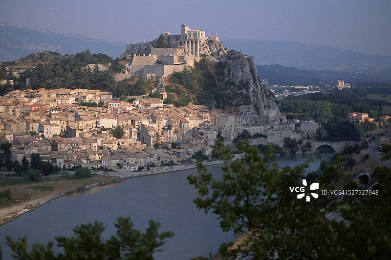 建在巨石上的城镇图片素材