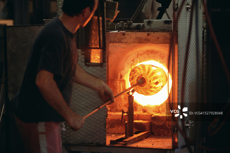 熔融玻璃球的转动图片素材