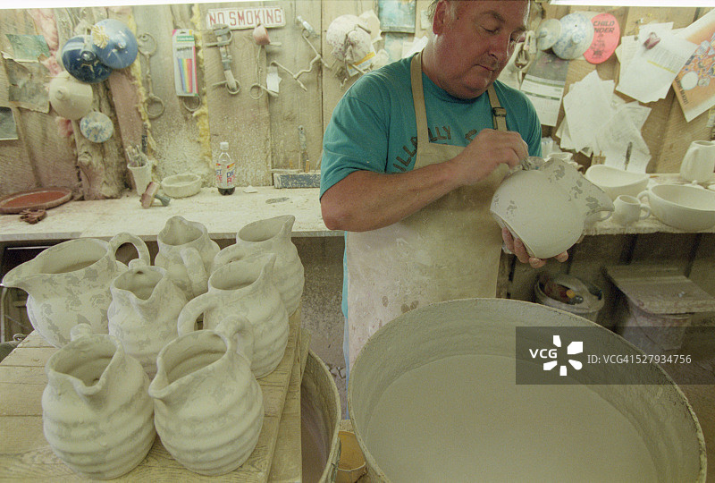拜比陶艺的陶艺工人图片素材