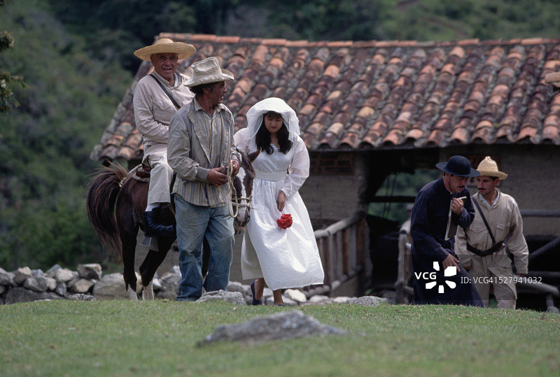 委内瑞拉小镇的婚礼重现图片素材