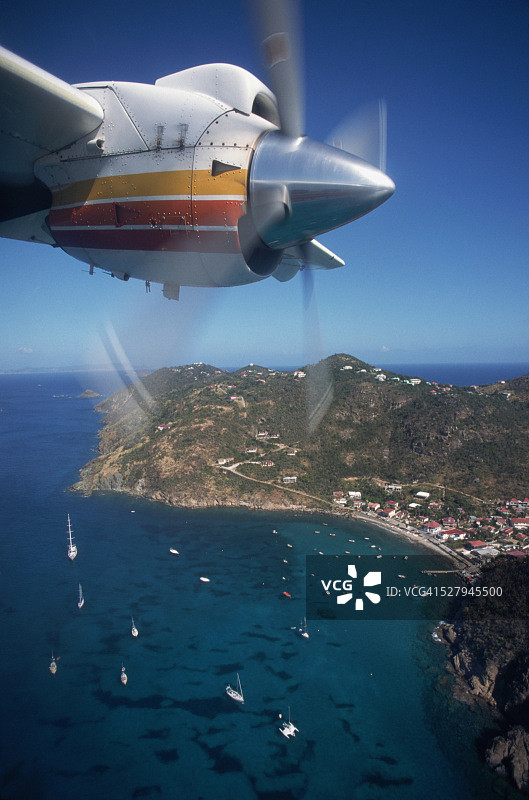 飞越圣巴茨岛的飞机图片素材