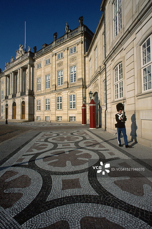 士兵守卫阿美琳堡宫图片素材
