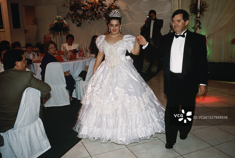 父亲陪伴女儿参加成人礼图片素材