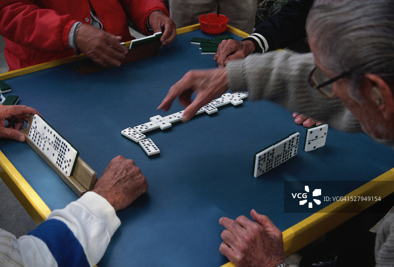 老年男人玩多米诺骨牌图片素材